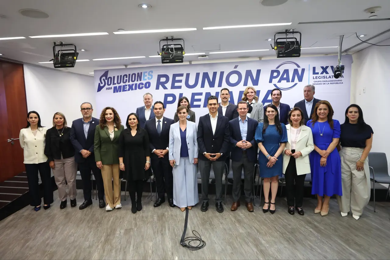 Jorge Romero Herrera, presidente nacional del PAN, durante una reunión con legisladores panistas