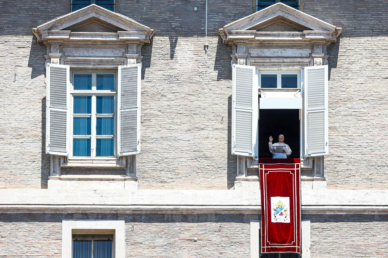 El Papa León XIV reza el Ángelus en el Vaticano