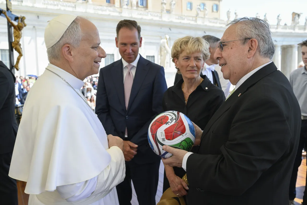 El papa Francisco pide no confundir la fiesta en Navidad con el consumismo