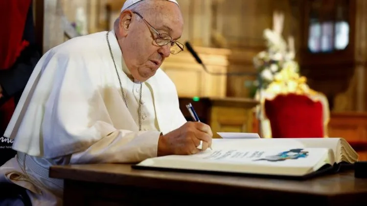 Papa Francisco firma documento