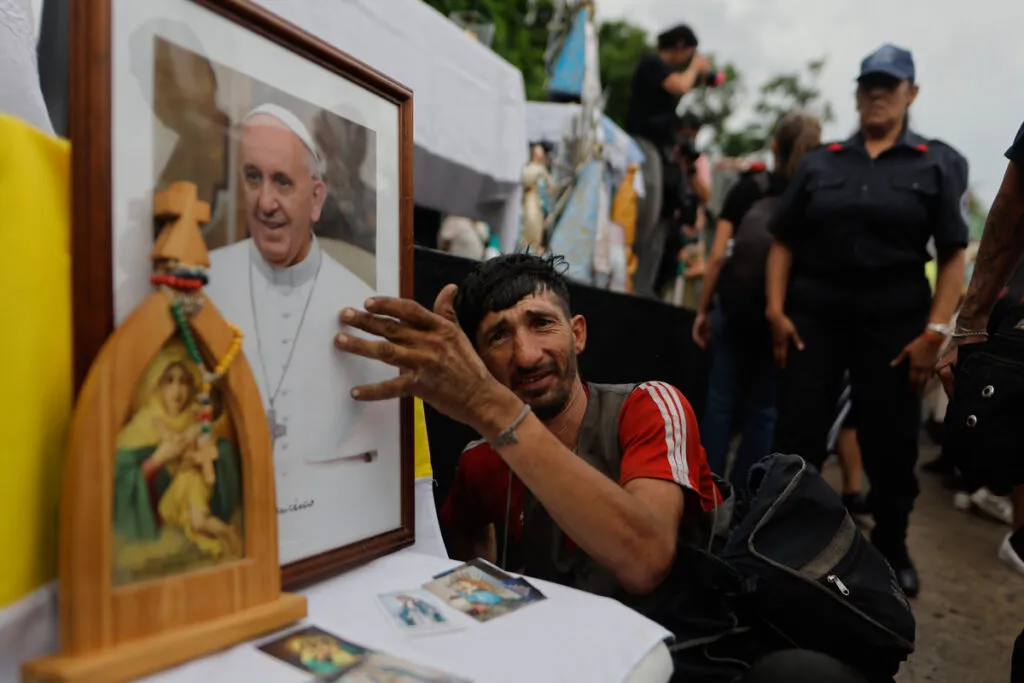 Hombre reza por la salud del Papa Francisco