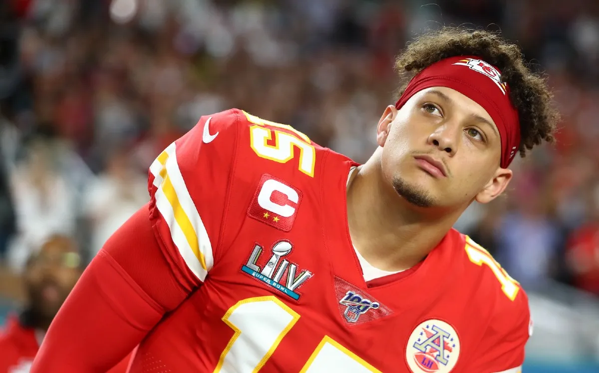 Los Kansas City Chiefs anunciaron este domingo que Patrick Mahomes, tres veces campeón del Super Bowl, se rompió el ligamento cruzado anterior de la rodilla durante la derrota de su equipo ante Los Angeles Chargers.