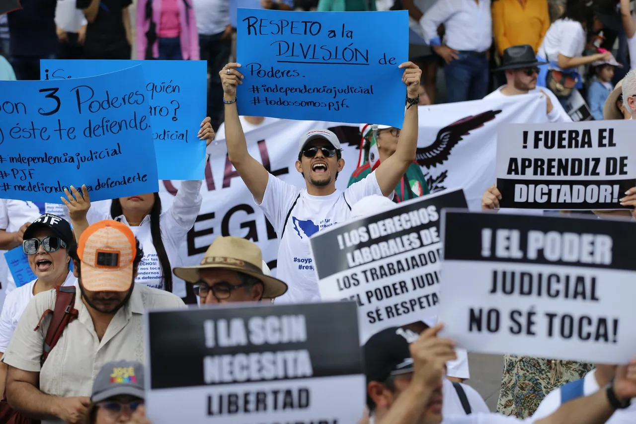 El Poder Judicial de México marcha en más de 20 ciudades contra recortes de López Obrador