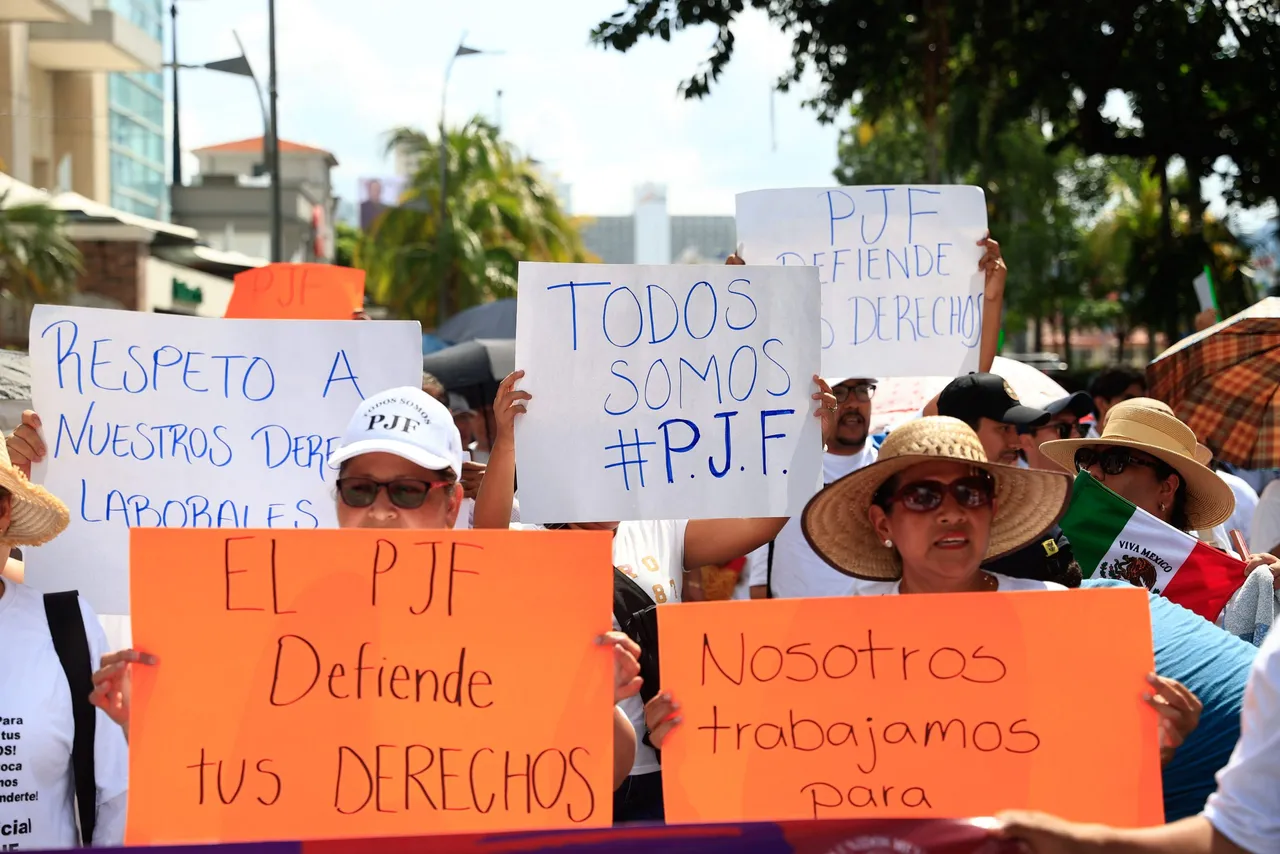 El Poder Judicial de México marcha en más de 20 ciudades contra recortes de López Obrador