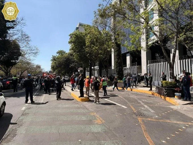 Elementos de seguridad evacuaron un edificio del Poder Judicial en Insurgentes Sur tras una amenaza de bomba