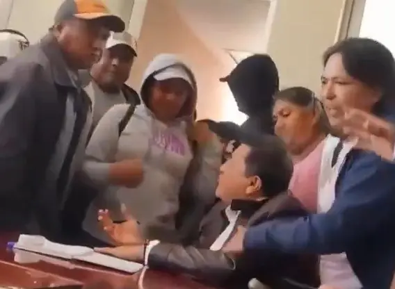 Pobladores golpean y retienen a alcalde de San Salvador, Hidalgo | IMAGEN REALIZADA CON IA 