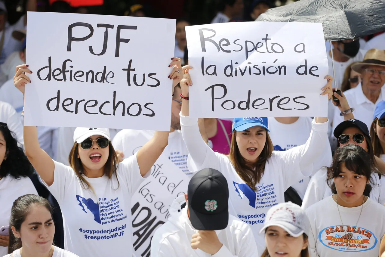 El Poder Judicial de México marcha en más de 20 ciudades contra recortes de López Obrador
