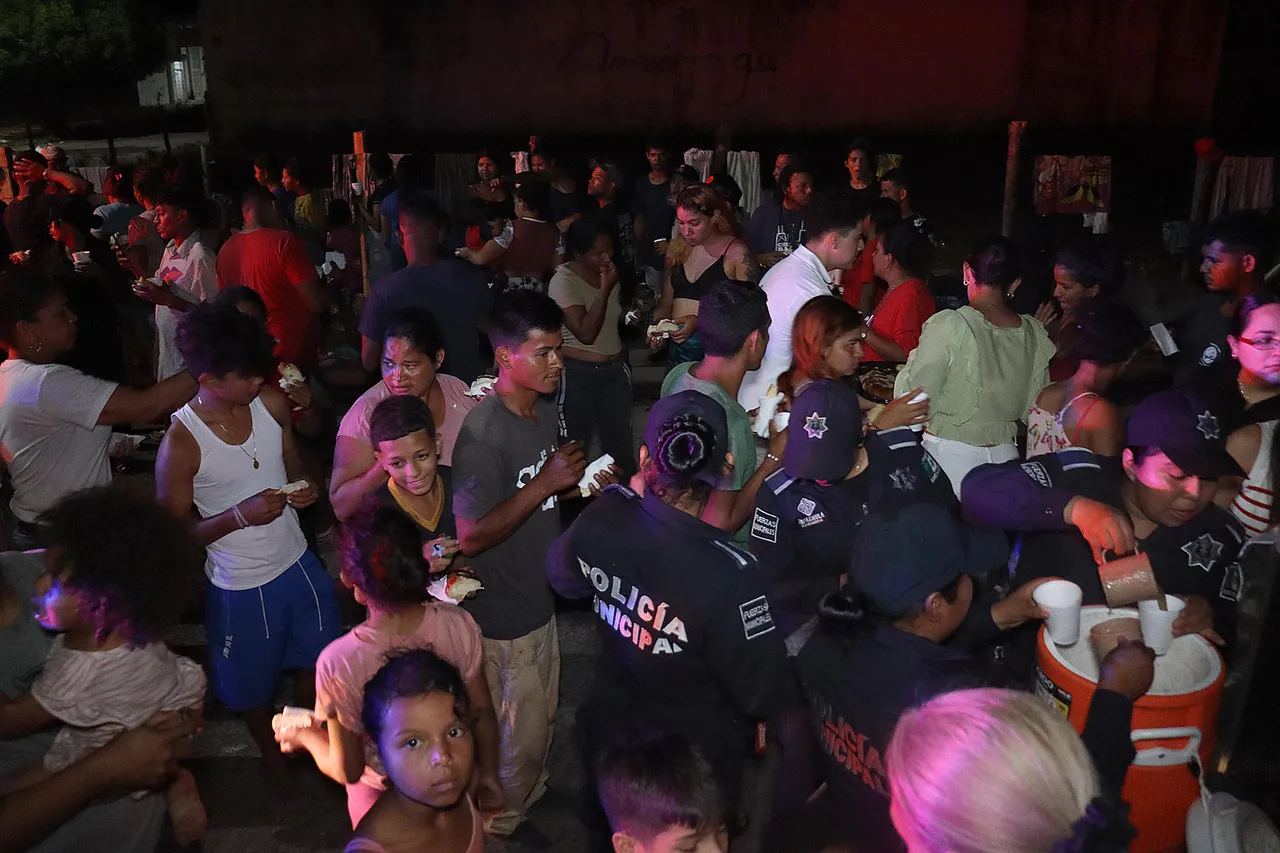 Policías mexicanos llevan rosca de Reyes a migrantes varados en la frontera sur