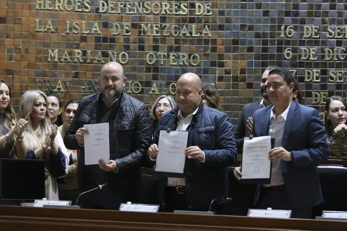 presentacion_de_iniciativa_al_congreso_12-696&#215;464
