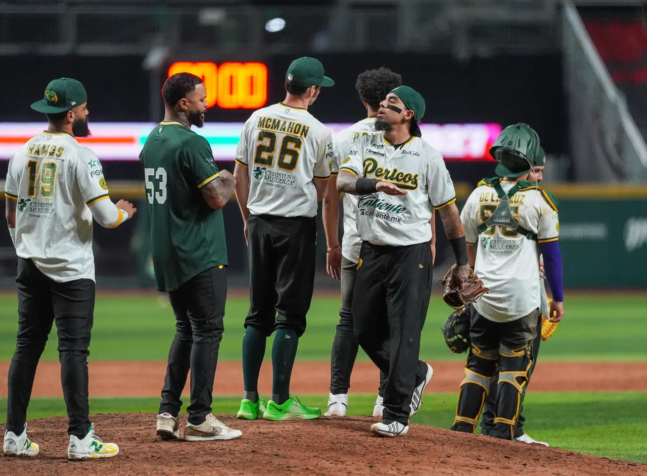 Jugadores de Pericos de Puebla celebrando el triunfo ante los Diablos Rojos del México
