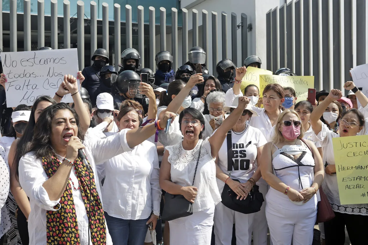 Feministas exigen justicia por asesinato de activista en centro de México