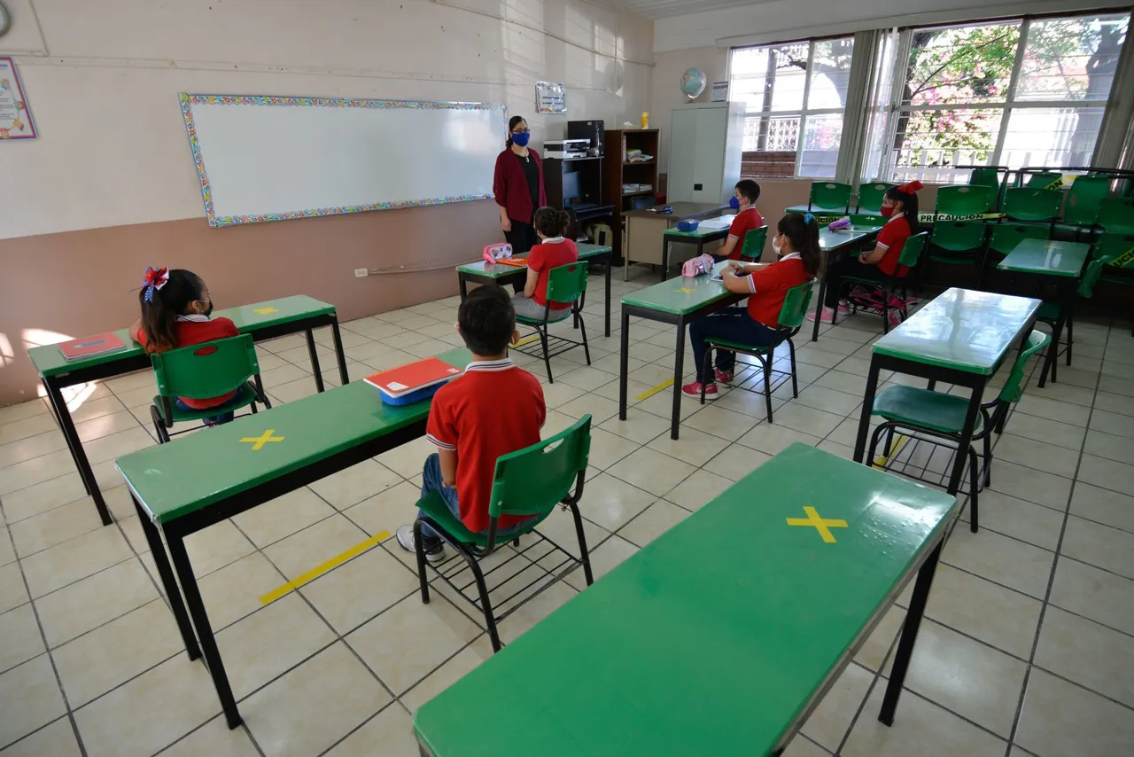El día de hoy regresaron a clases presencial cerca de 19 mil alumnos de educación primaria en el estado de Coahuila.