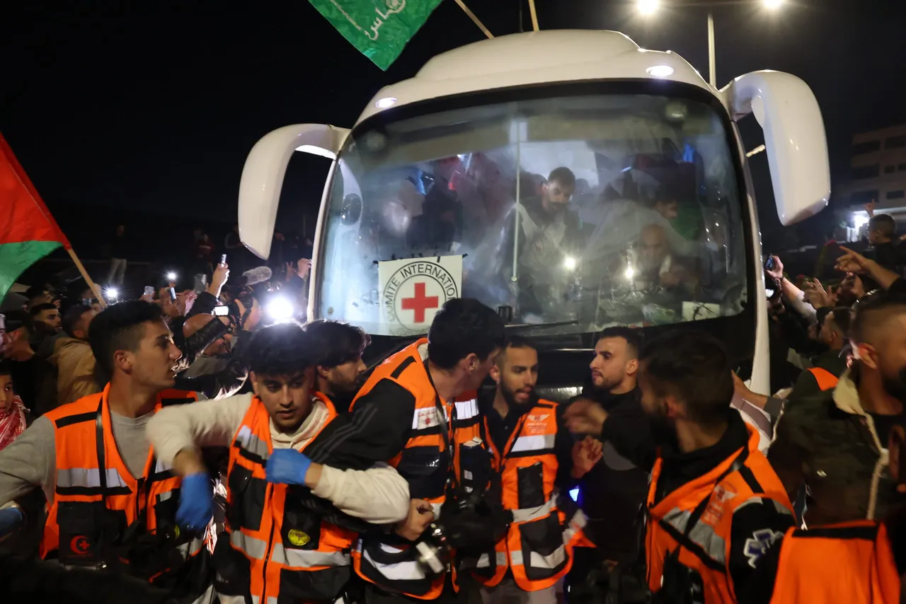 Israel excarcela a los primeros 39 presos palestinos como parte del acuerdo con Hamás