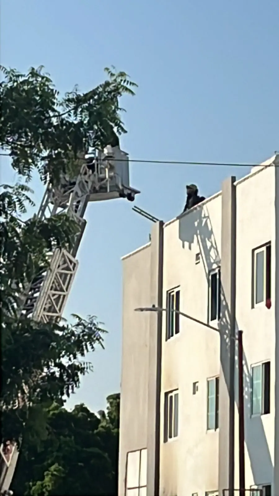 Rescatan a personas atrapadas en edificio tras ataque de la delincuencia organizada en Culiacán