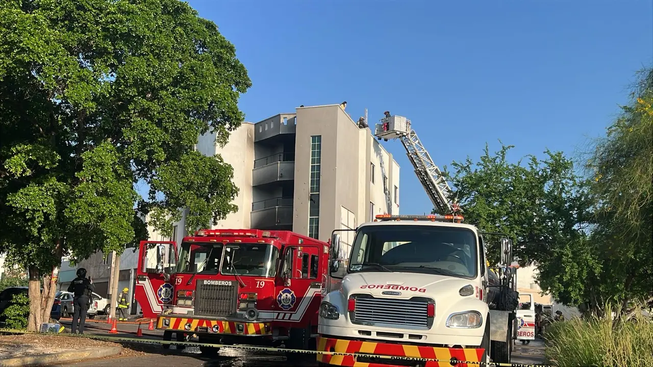 Rescatan a personas atrapadas en edificio tras ataque de la delincuencia organizada en Culiacán