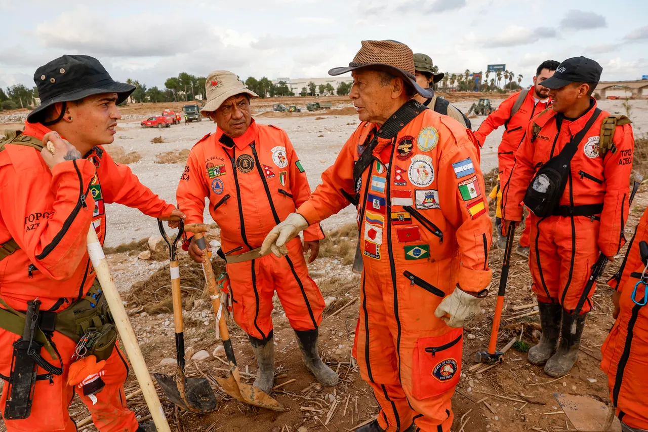 Un grupo de rescatistas mexicanos  de la Brigada Internacional de Rescate Topos Azteca en tareas de búsqueda y rescate en la rambla del Poyo (Valencia)
