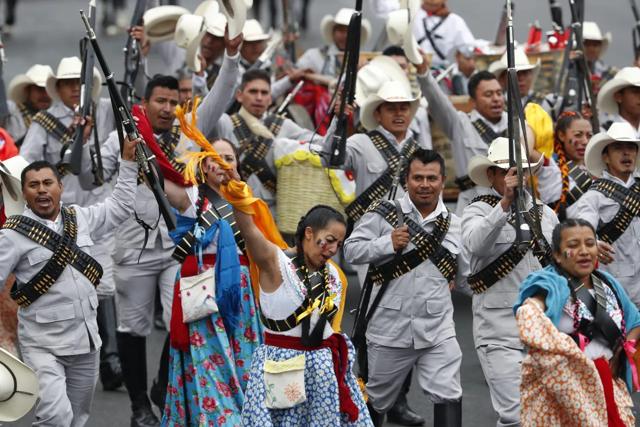 Festejan con desfile el 112 aniversario de la Revolución Mexicana
