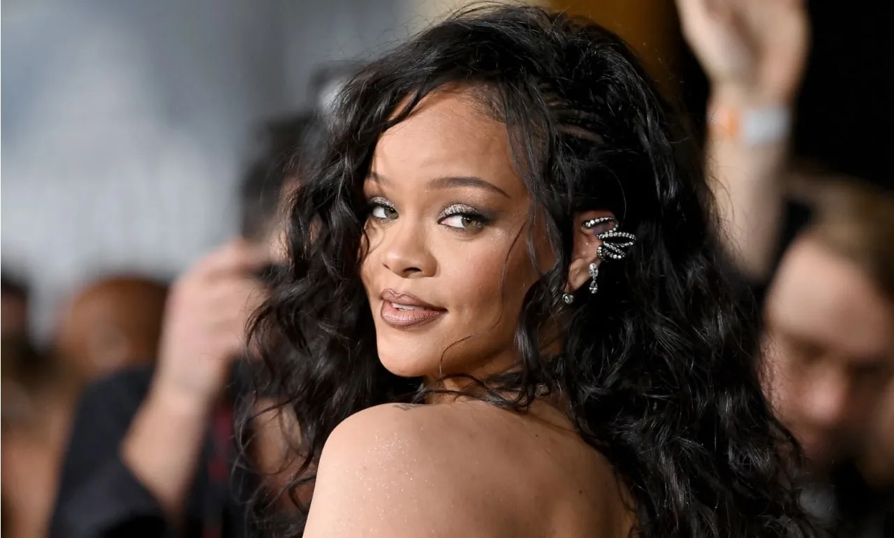 Rihanna y ASAP Rocky con sus hijos en un evento público