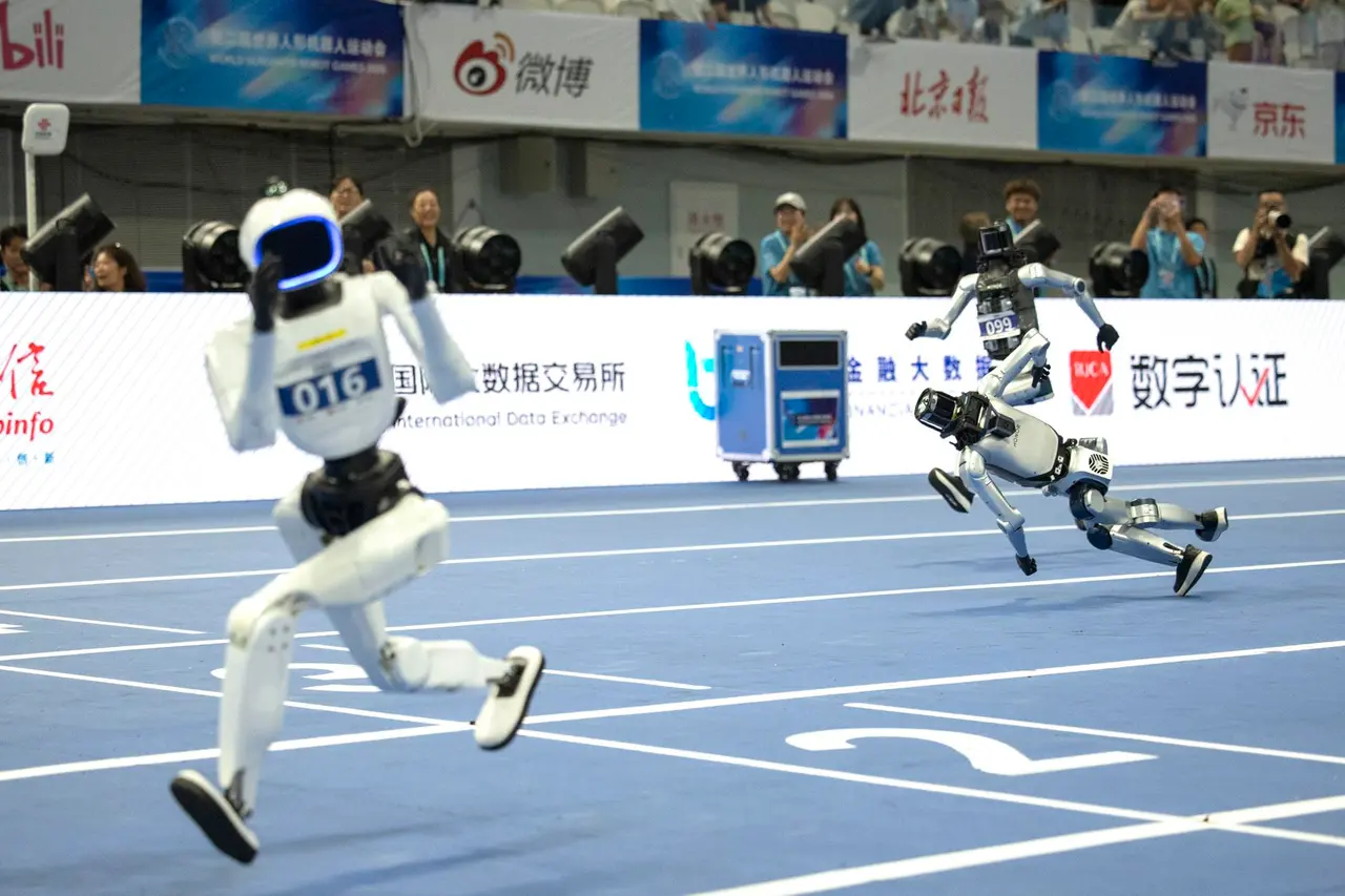 Robot humanoide Tiangong Ultra durante la carrera de 100 metros de los Juegos Mundiales de Robots Humanoides en Pekín.