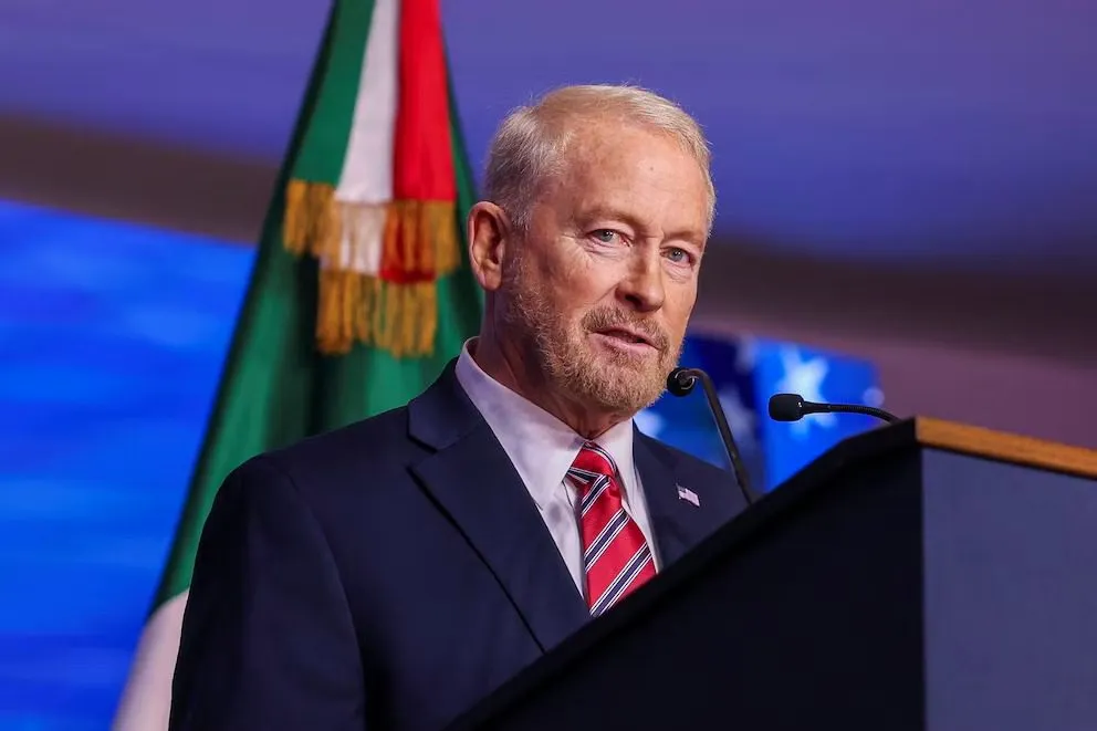 Embajador de Estados Unidos, Ronald Johnson, durante un mensaje oficial