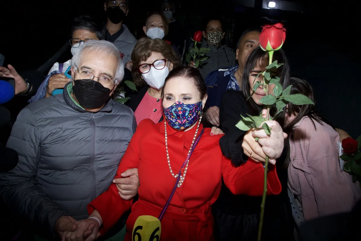 Tras tres años de permanecer privada de su liberta, la exsecretaria de Desarrollo Social y de Desarrollo Agrario, Territorial y Urbano, Rosario Robles es liberada por el cambio de la medida cautelar dictada por un juez.