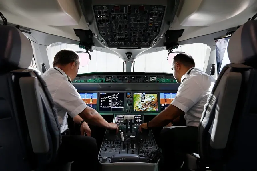 CABINA PILOTOS AVION