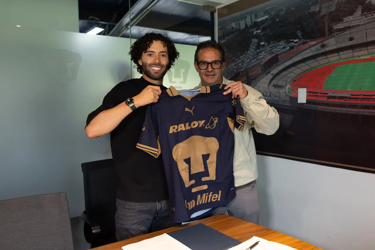 Antonio Sancho, directivo de Pumas, da la bienvenida a César "Chino" Huerta  / Foto @PumasMX