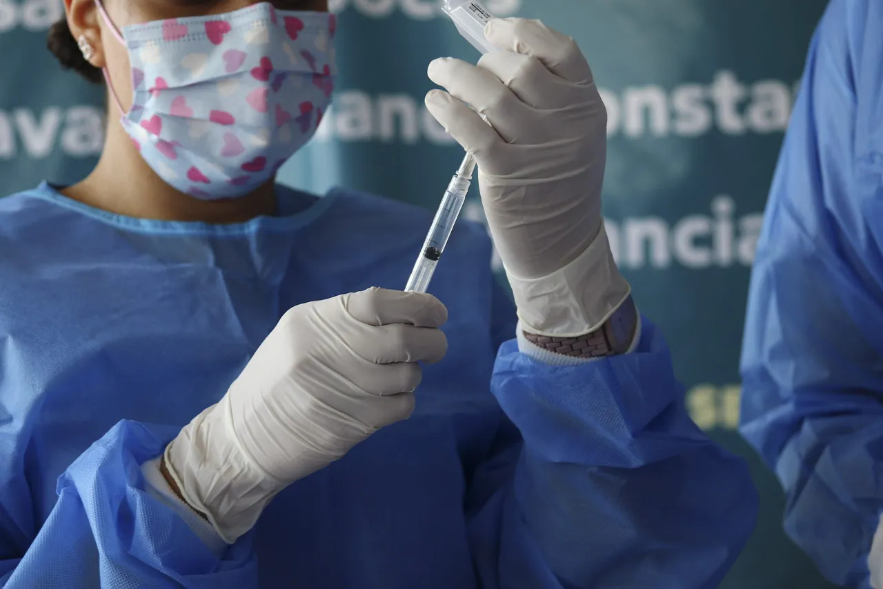 Personal de salud aplicando vacuna contra el sarampión en un módulo de la Ciudad de México