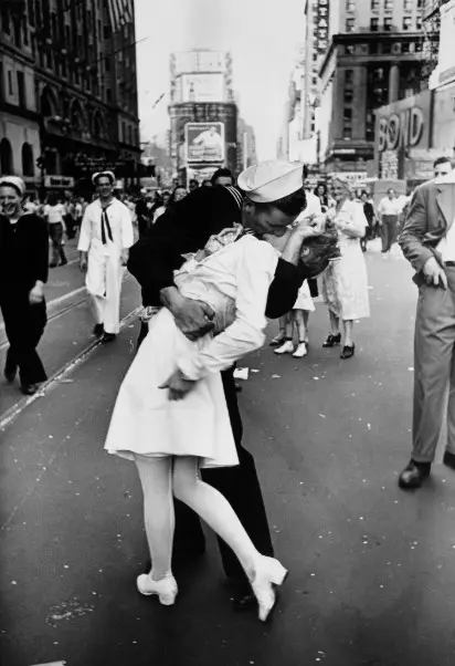  “El Beso”, una fotografía tomada por Alfred Eisenstaedt el 14 de agosto de 1945