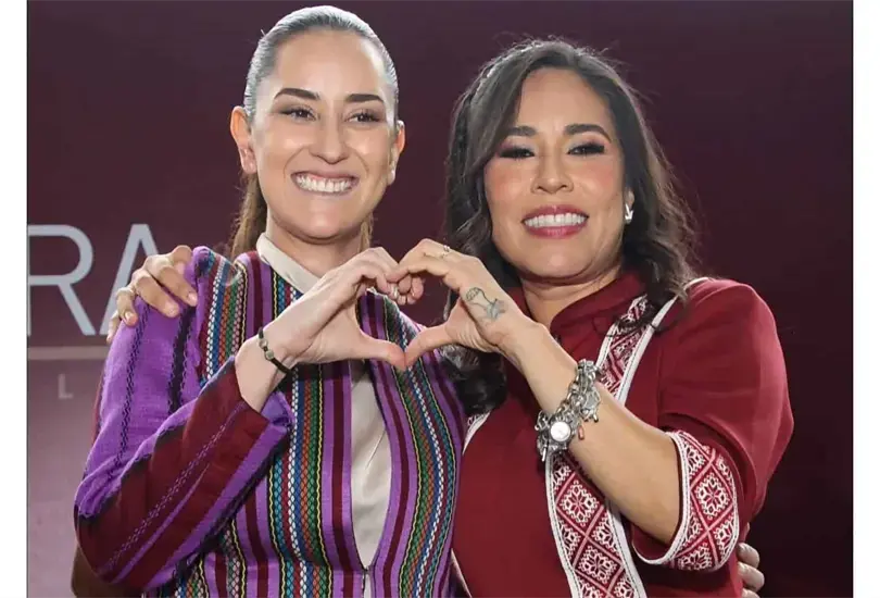 Simey Olvera durante su segundo informe de labores en Ixmiquilpan junto a la imitadora de Claudia Sheinbaum, Tamara Henaine.