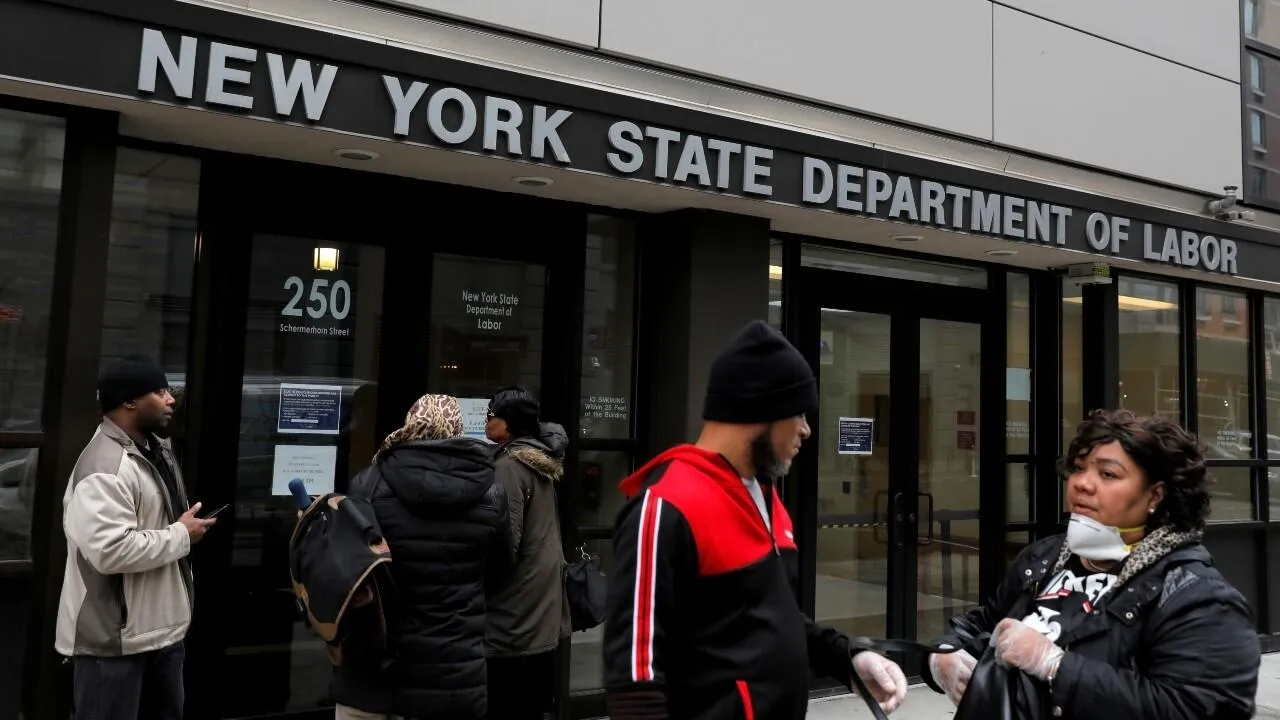 Personas caminando frente a oficina de empleo en Estados Unidos