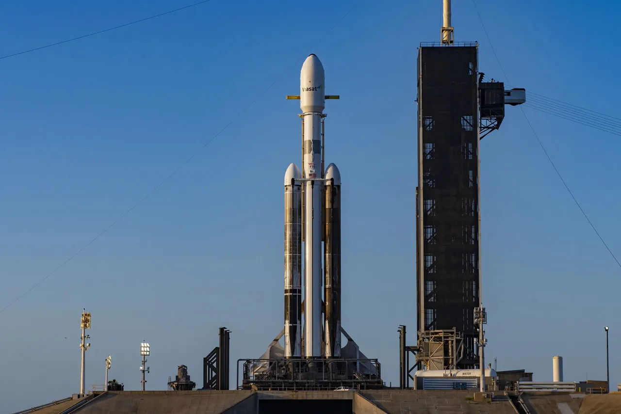 SpaceX enviará dos satélites de internet con su poderoso cohete Falcon Heavy