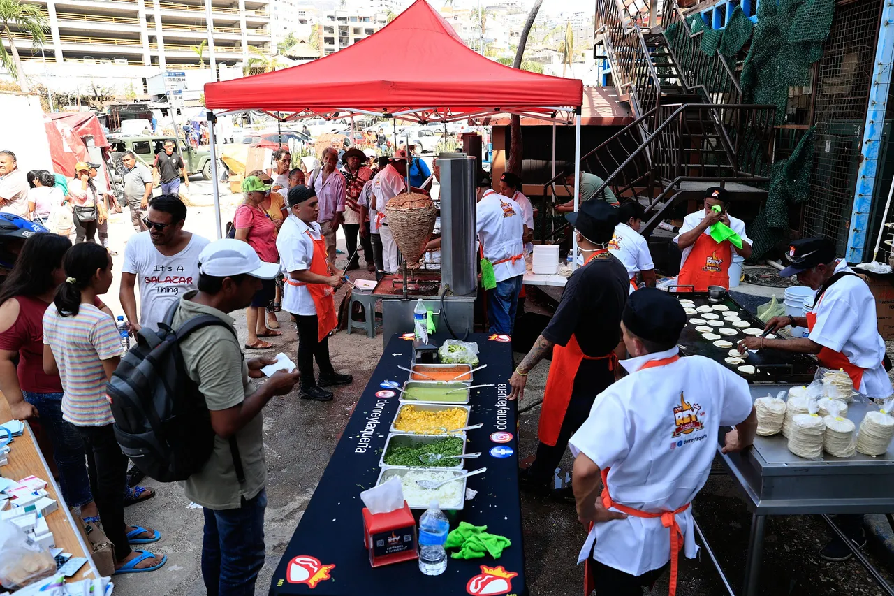 Una taquería de Ciudad de México lleva 3.000 tacos a los afectados por el huracán Otis