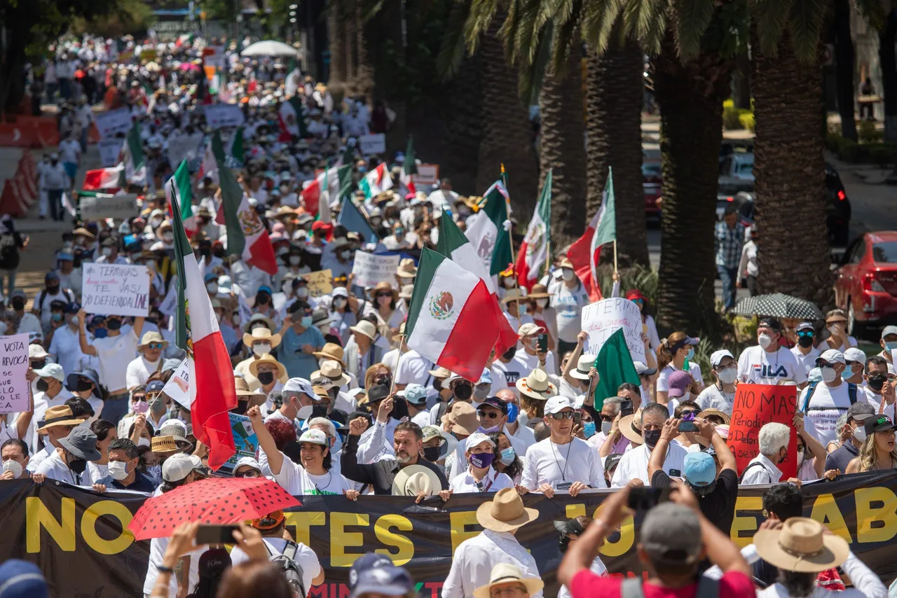 Miles de opositores de López Obrador marchan contra polémica consulta