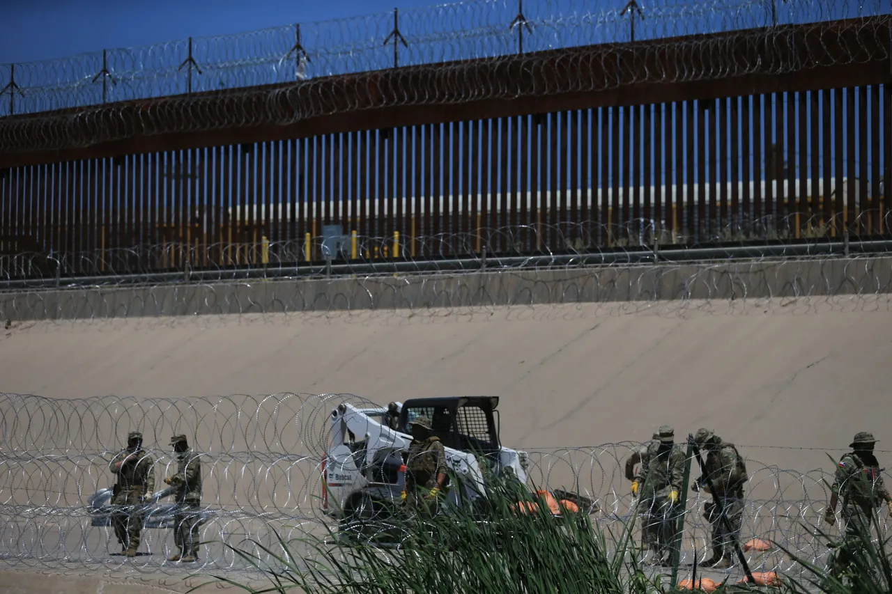 Texas refuerza barricada de alambre pese a orden de Gobierno de EEUU para retirarla