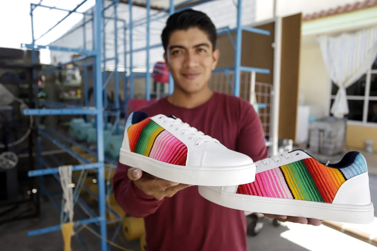 Un textilero mexicano crea calzado con diseños artesanales emblemáticos del país