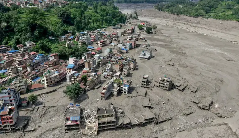 Autoridades de China evacúan comunidades del Tíbet ante el riesgo de ruptura de un lago formado tras una riada en la frontera con Nepal.