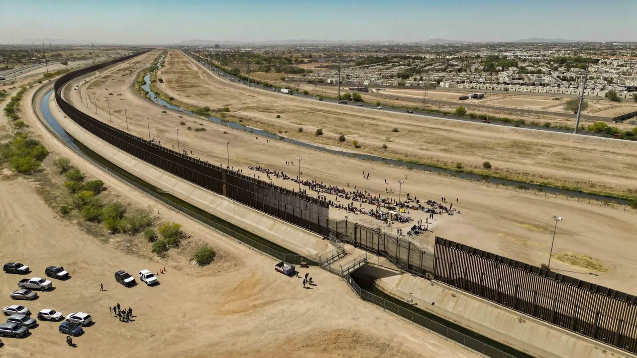 Miedo y esperanza de un trato justo empujan a migrantes a entregarse en El Paso
