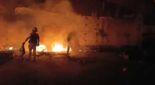 Elementos de Bomberos y Protección Civil trabajando en el incendio del antiguo Cine Tlatelolco