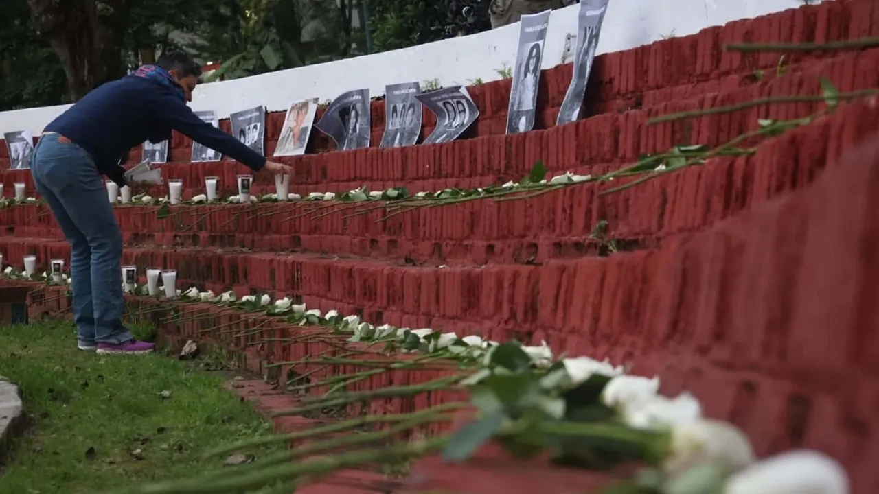 Vecinos de la Roma realizan homenaje a víctimas del sismo de 2017 con ofrendas