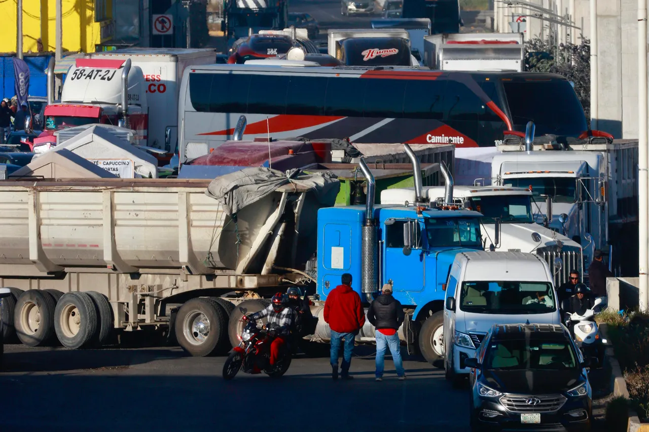 México asegura que hay atención y diálogo con transportistas pese a bloqueos carreteros