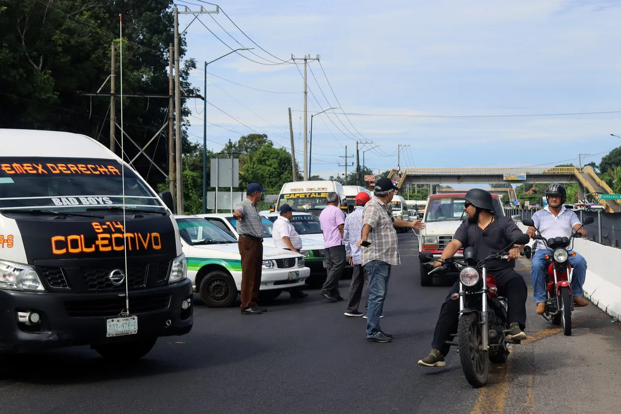 Transportistas mexicanos bloquean la frontera con Guatemala en protesta contra inseguridad