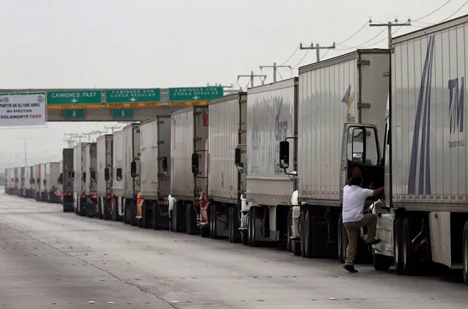 32567551 &#8211; big truck convoy traveling on highway