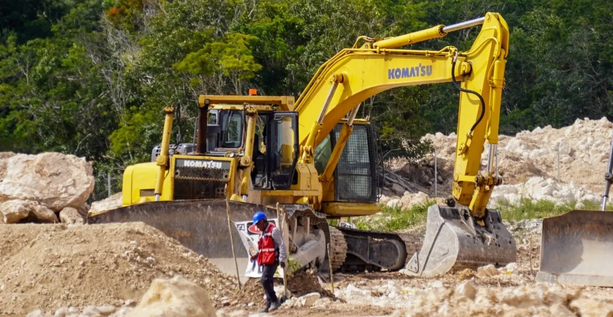 Aspectos de los trabajos e instalación de estructuras de lo que será una de las estaciones del Tren Maya en el tramo que se ubica atrás del aeropuerto de Cancún, Quintana Roo.