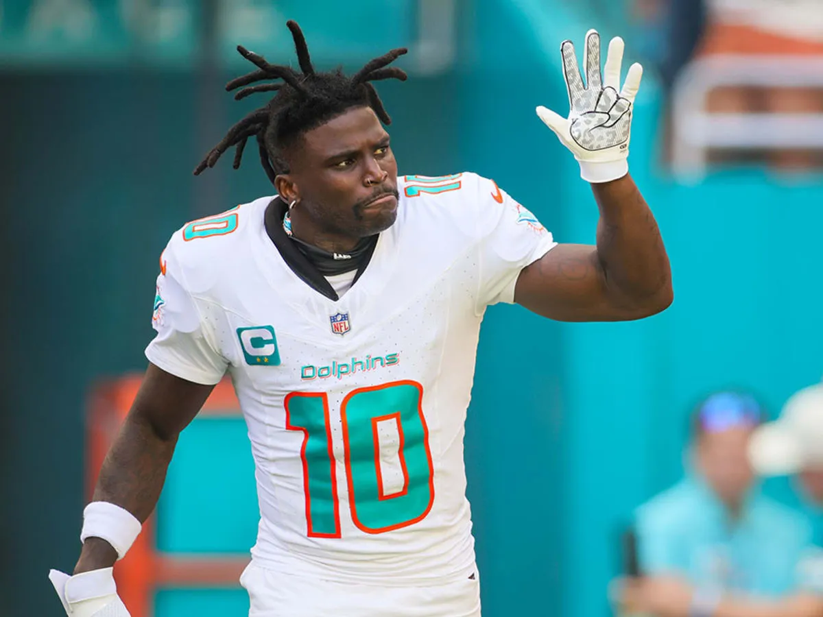 tyreek-hill-hand-up