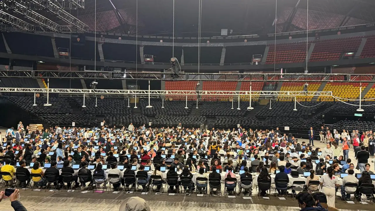 Aspirantes presentan el examen de control de ingreso a licenciatura de la UNAM en el Palacio de los Deportes.