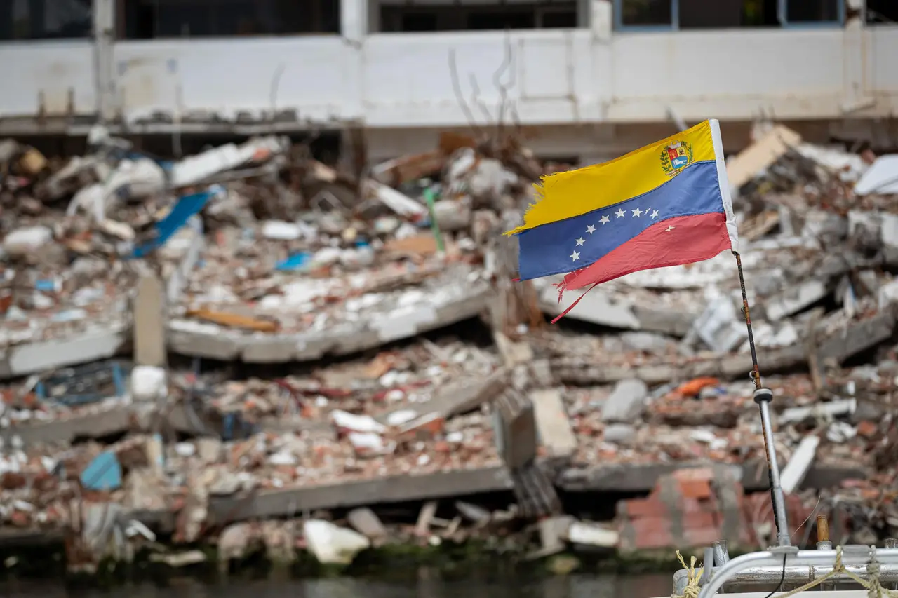 El balance de muertos por el doble terremoto de magnitud 7,2 y 7,5 ocurrido el pasado 24 de junio en el norte de Venezuela ascendió a 6 mil 438 | FOTO EFE 