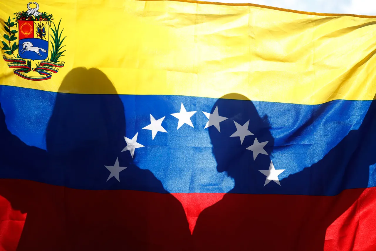 Venezolanos en El Salvador participan en manifestación