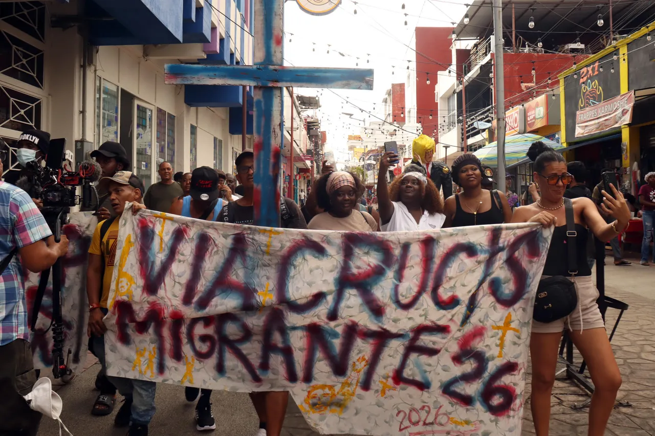 Migrantes escenifican el Viacrucis en Tapachula, Chiapas