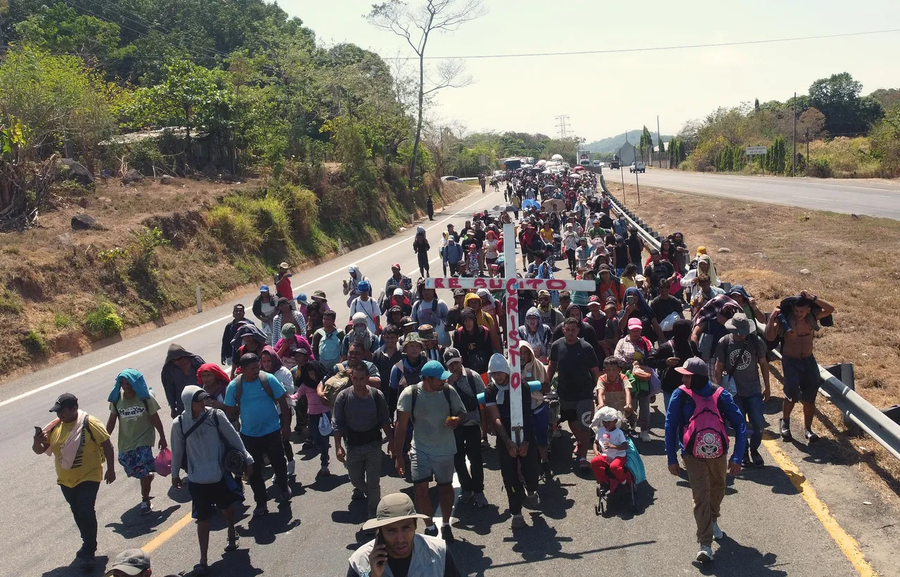El &#8216;Viacrucis migrante&#8217; pide libre tránsito para salir de la frontera sur de México